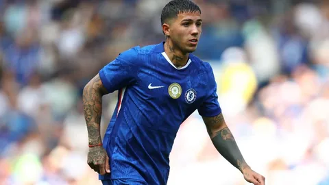 “意外装饰引发伤病：斯通斯肌肉受损，告别皇马关键战令人惋惜！”